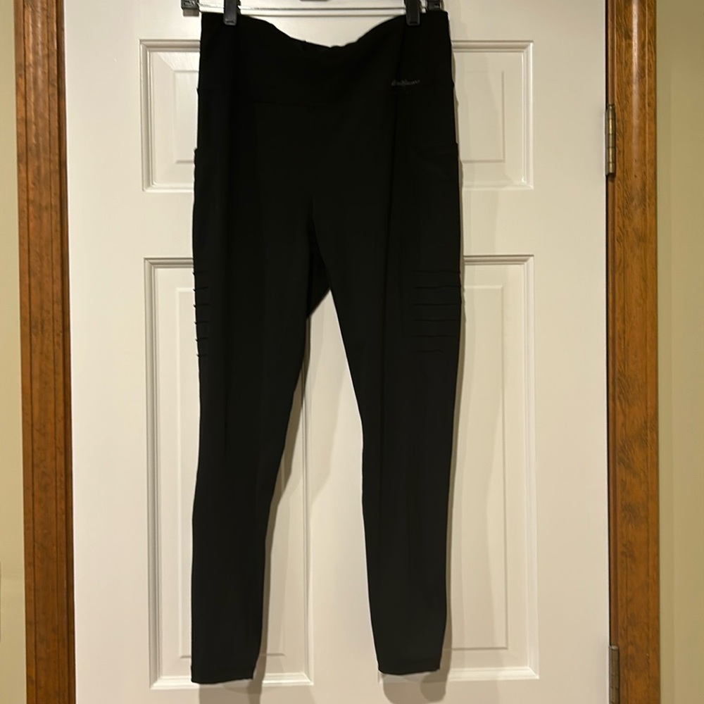 Eddie Bauer Leggings with Side-detail pockets.  Like new.
